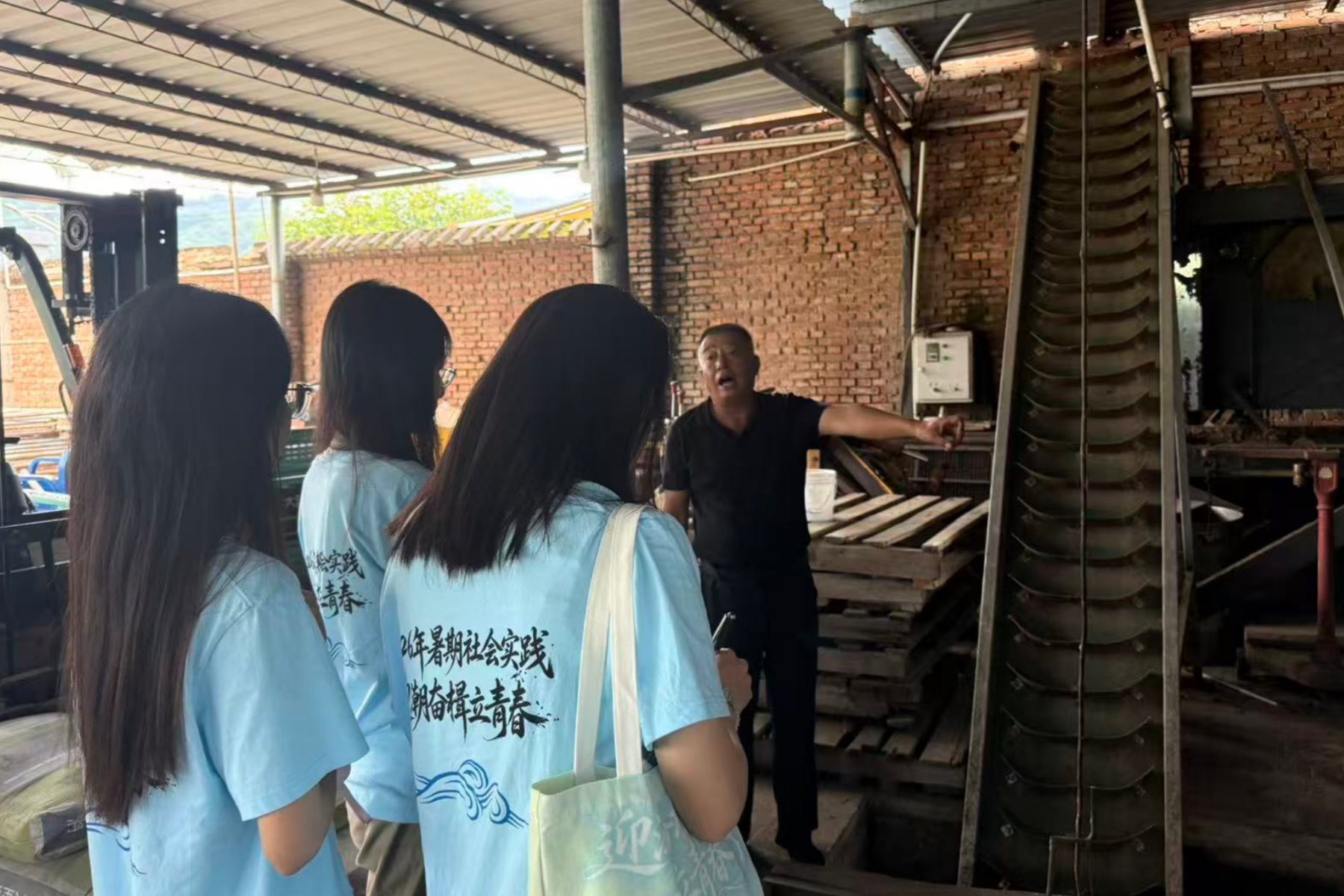 团队成员随合作社负责人参观板栗筛选机器